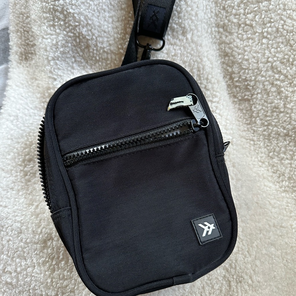⭐️ Threads Cross Body Bag ⭐️